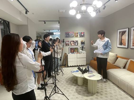 学生在企业开展实践教学1